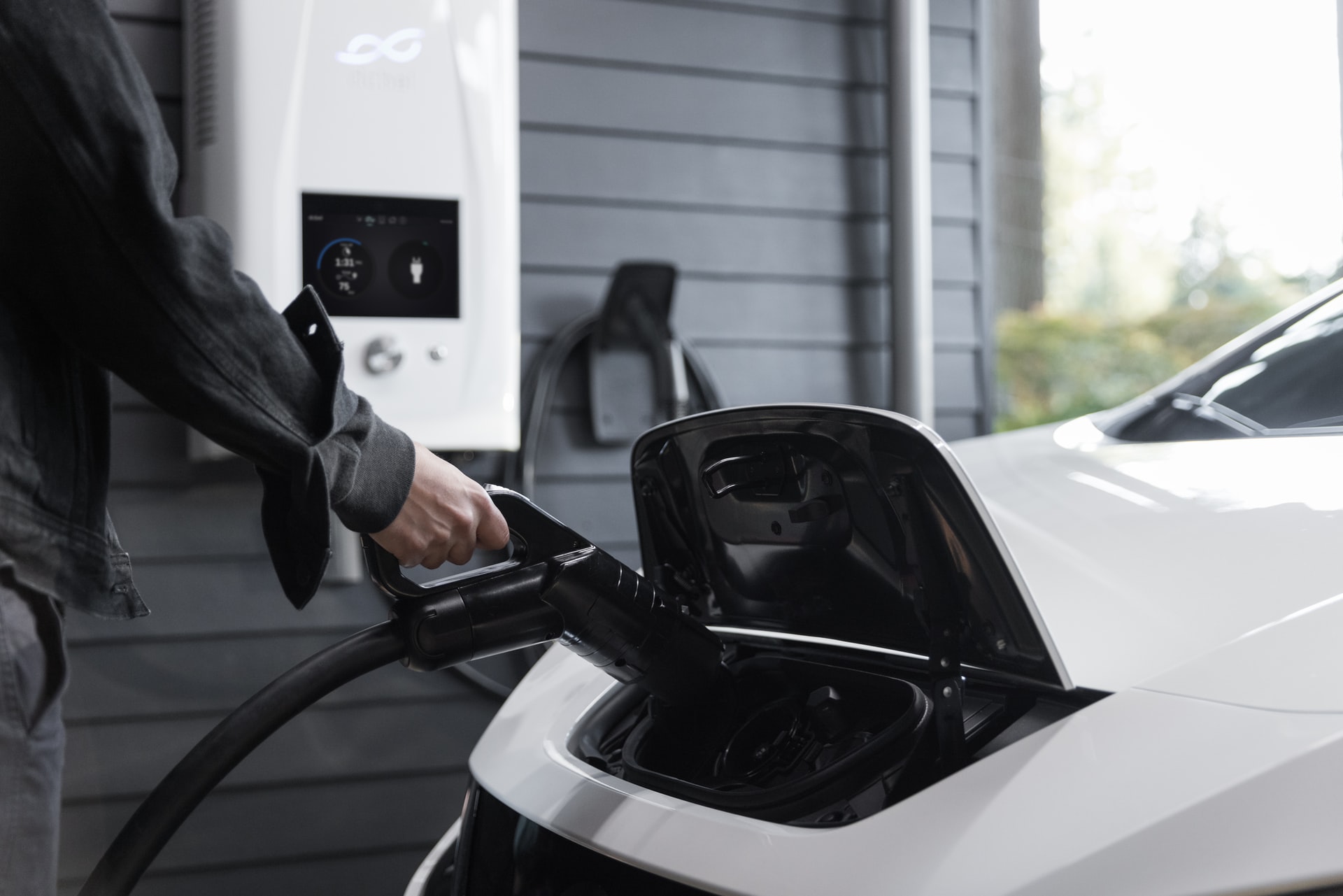 electric vehicles need lithium batteries to operate